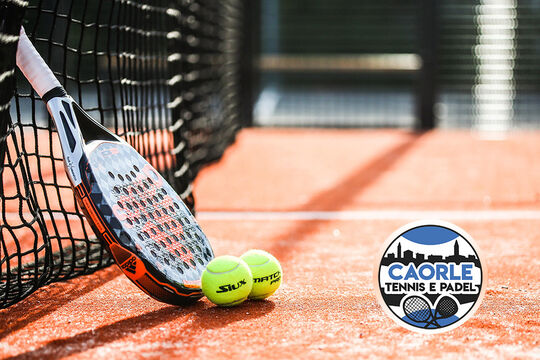 Tennis Platz in Caorle- Scläger und Bälle im Vordergrund