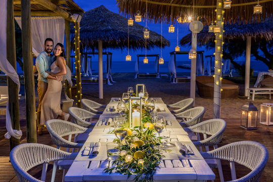 Paar beim Dinner an der Baia Blu