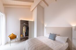 Bild Pareus Beach Resort mit modernen Ferienhaeusesrn direkt am Meer in Caorle, Italien.